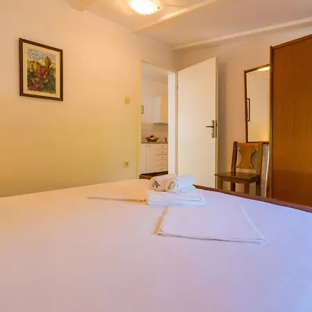 Iris Apartment *