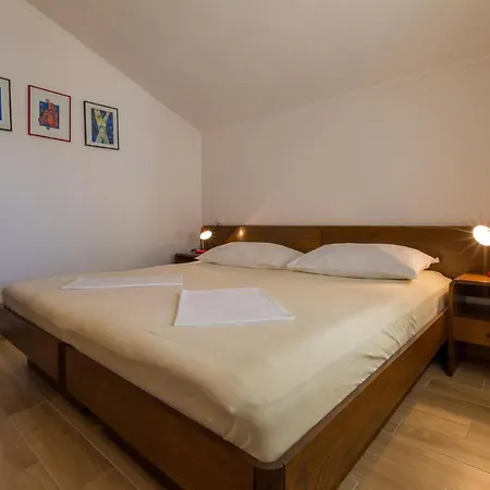 Iris Apartment *