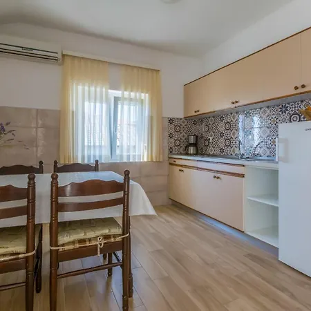 Iris Apartment *