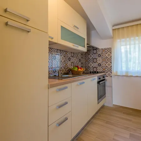 Iris Apartment *
